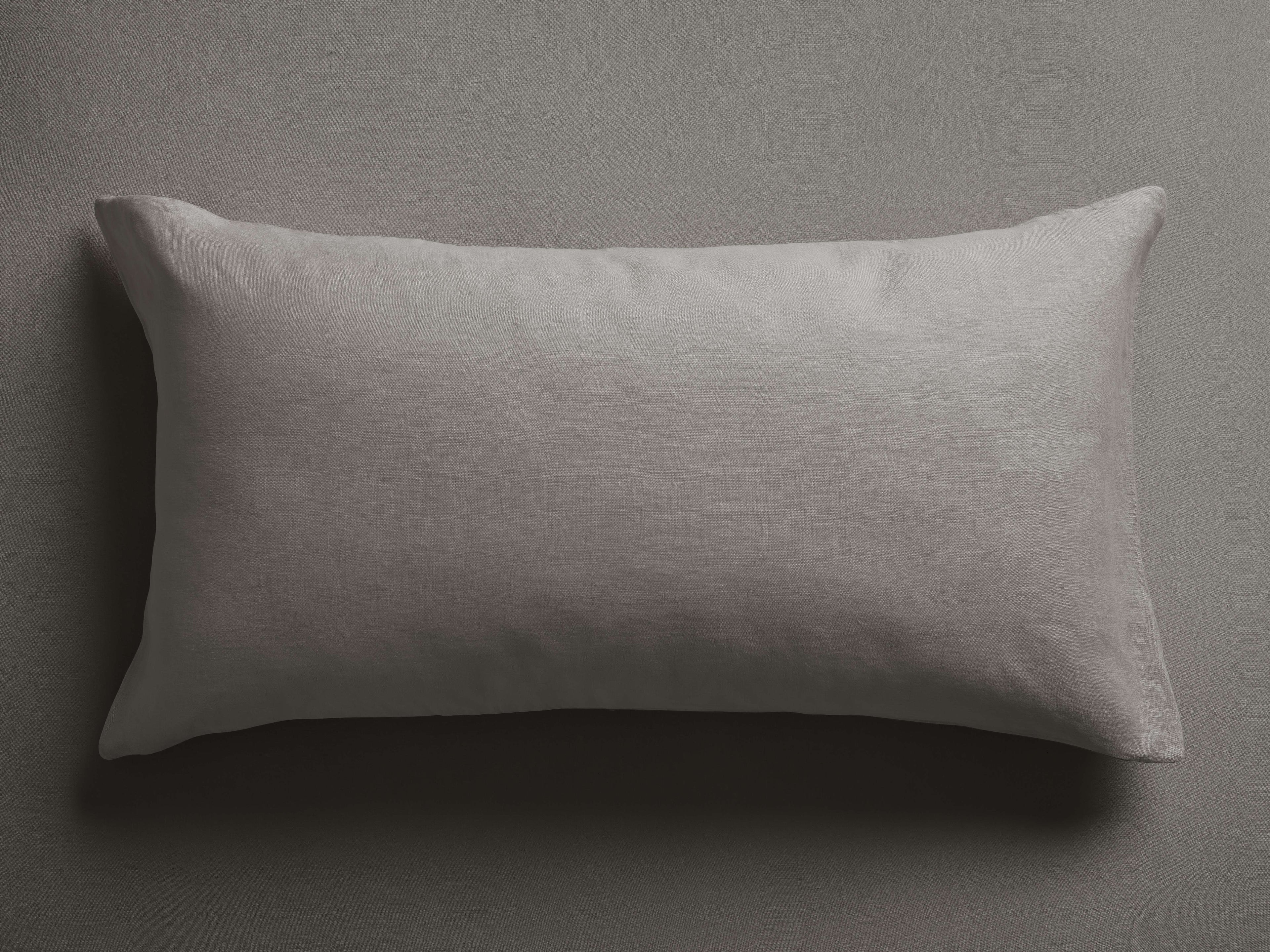 Housse de coussin en lin teint en pièce italienne couleur vison