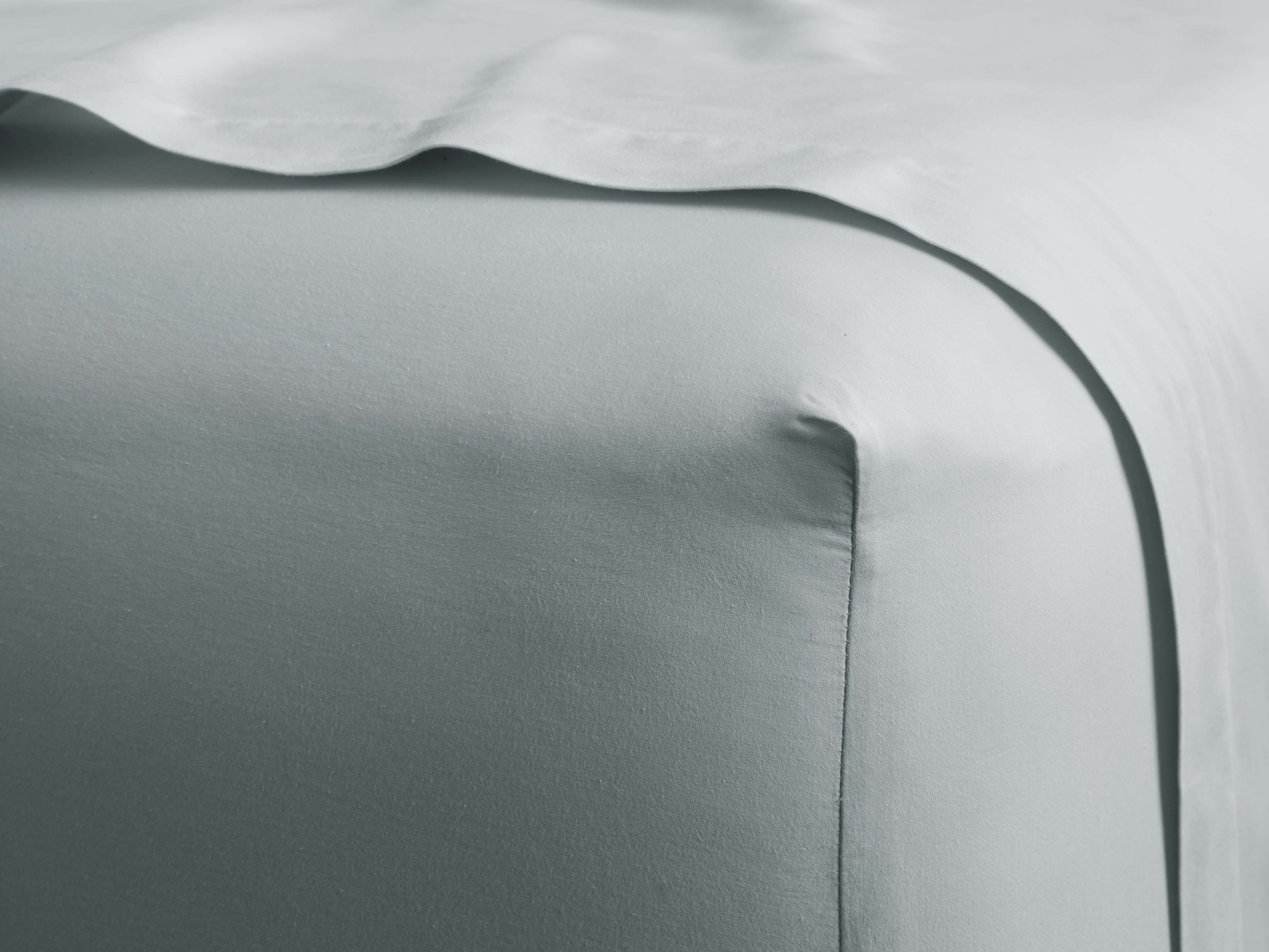 Drap-housse en satin italien teint en pièce, coloris ciel