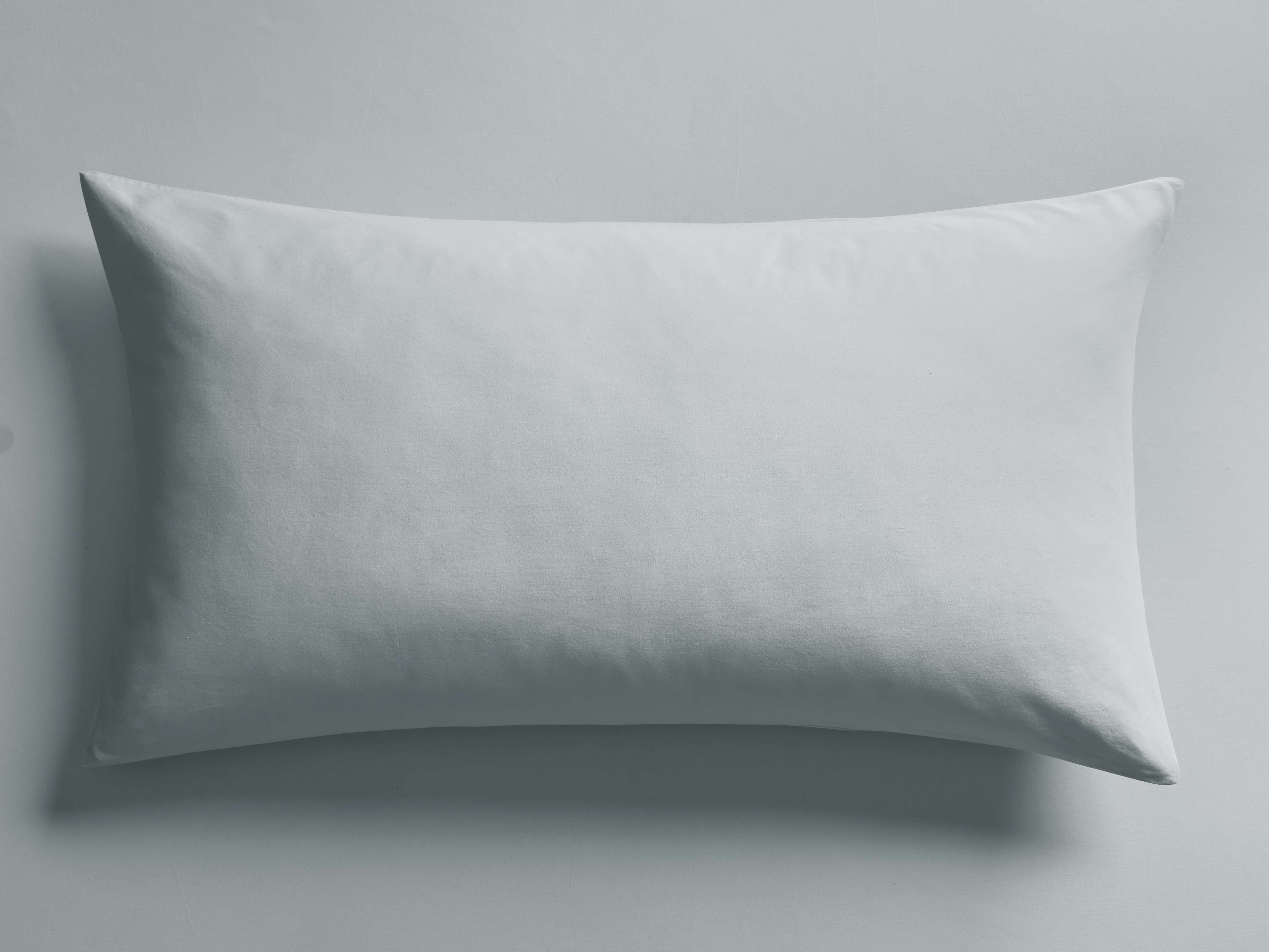 Housse de coussin en satin italien teint en pièce, coloris ciel