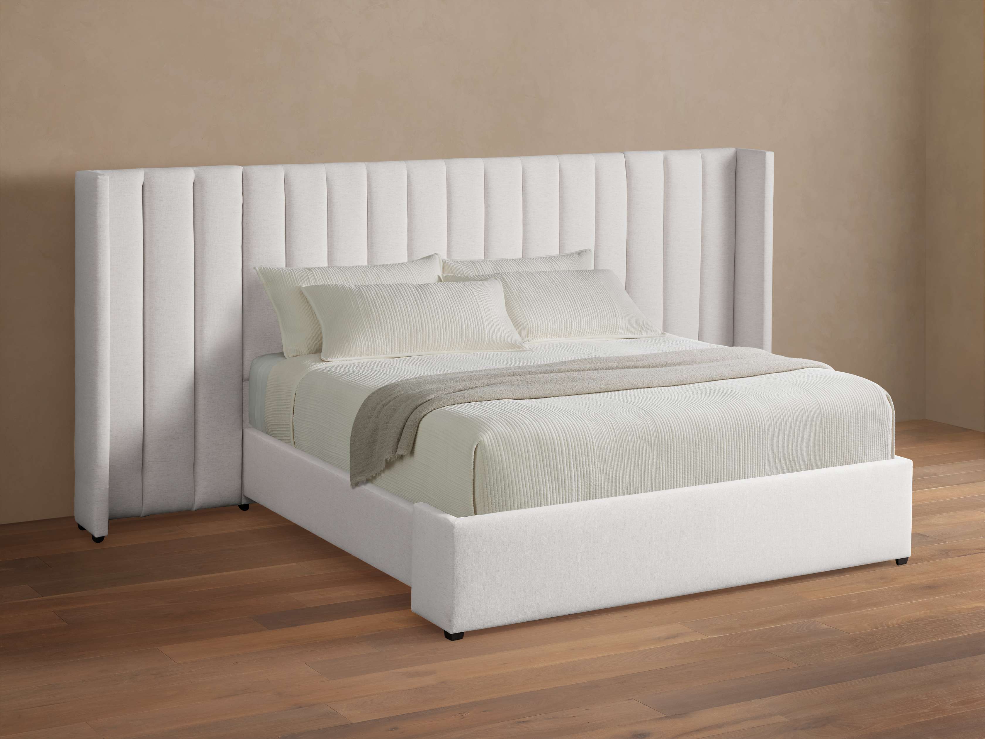 Lit Wyller à tête de lit allongée avec coutures en canal et pied de lit bas