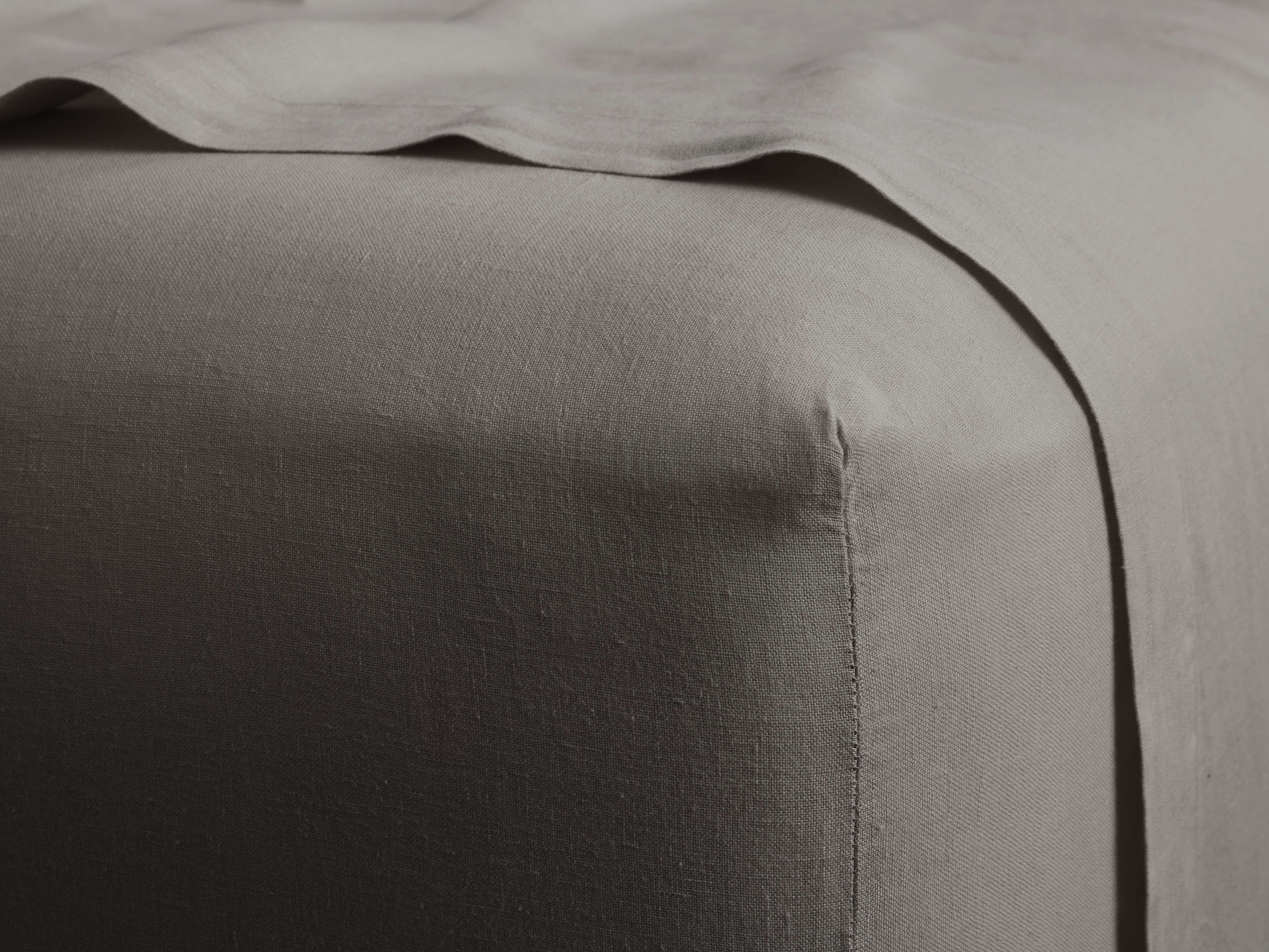 Drap-housse en lin italien teint en pièce, couleur vison, pour lit queen size