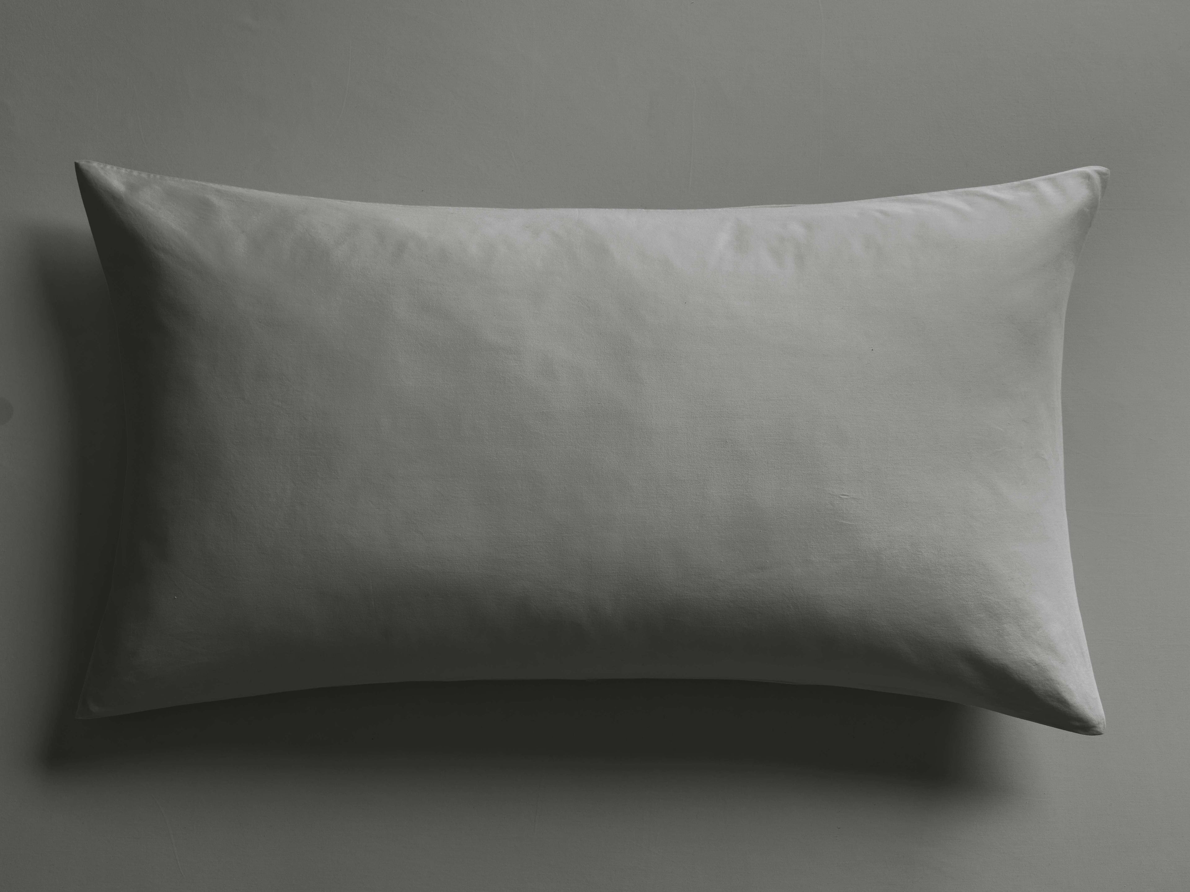 Housse de coussin en satin italien teint en pièce, couleur anthracite