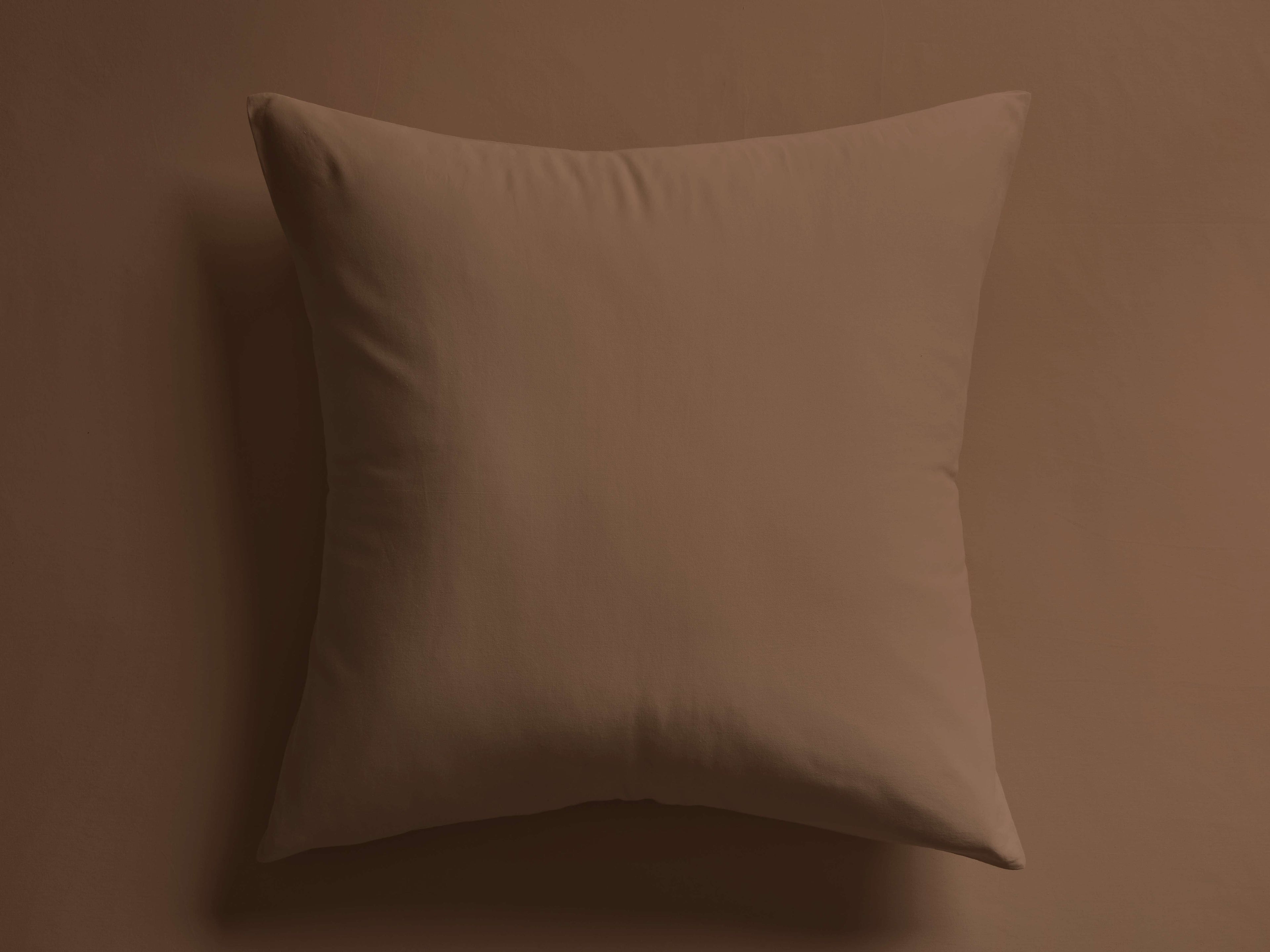 Housse de coussin en satin italien teint en pièce, couleur argile