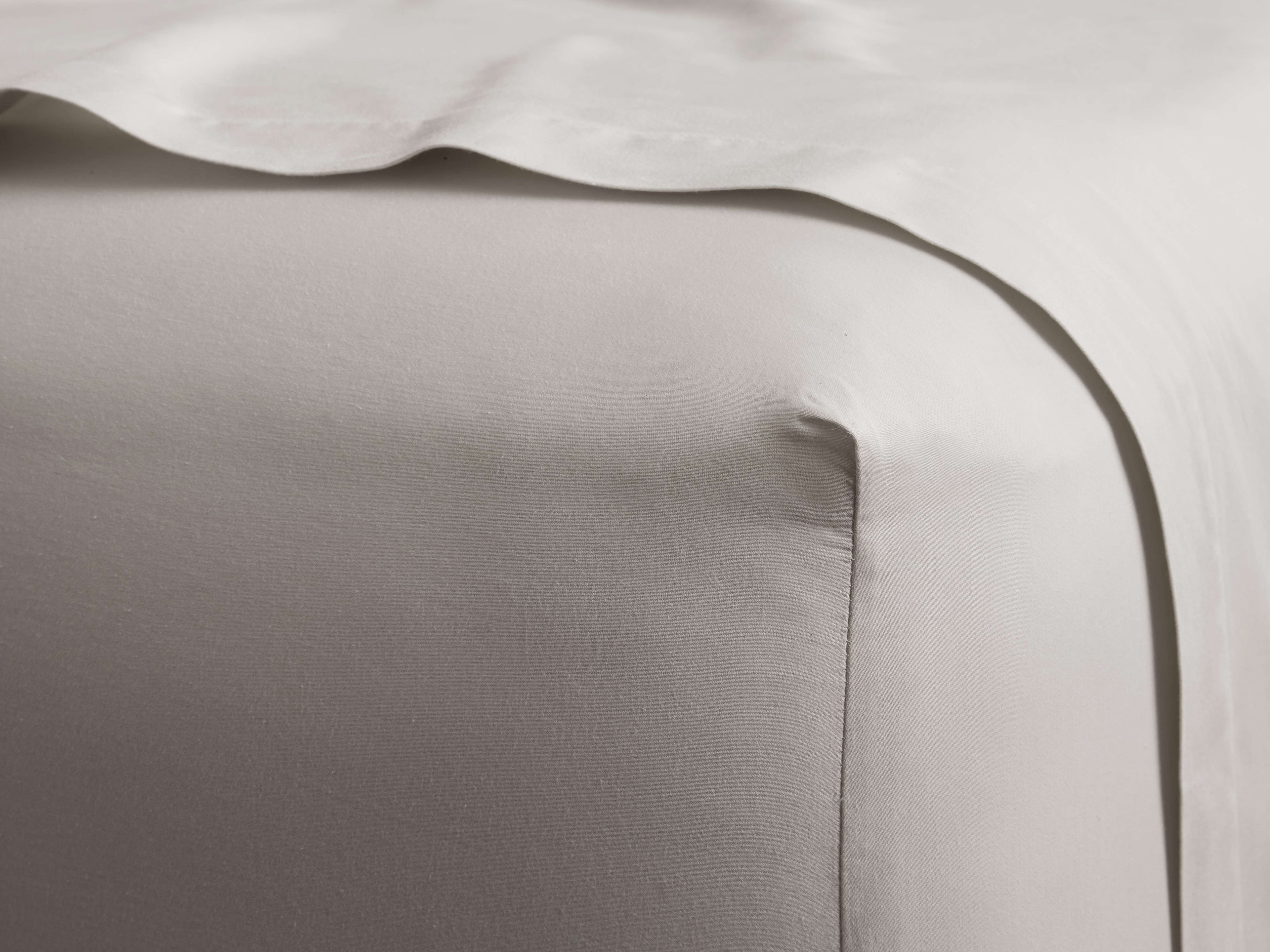 Drap-housse en satin italien teint en pièce, couleur naturelle