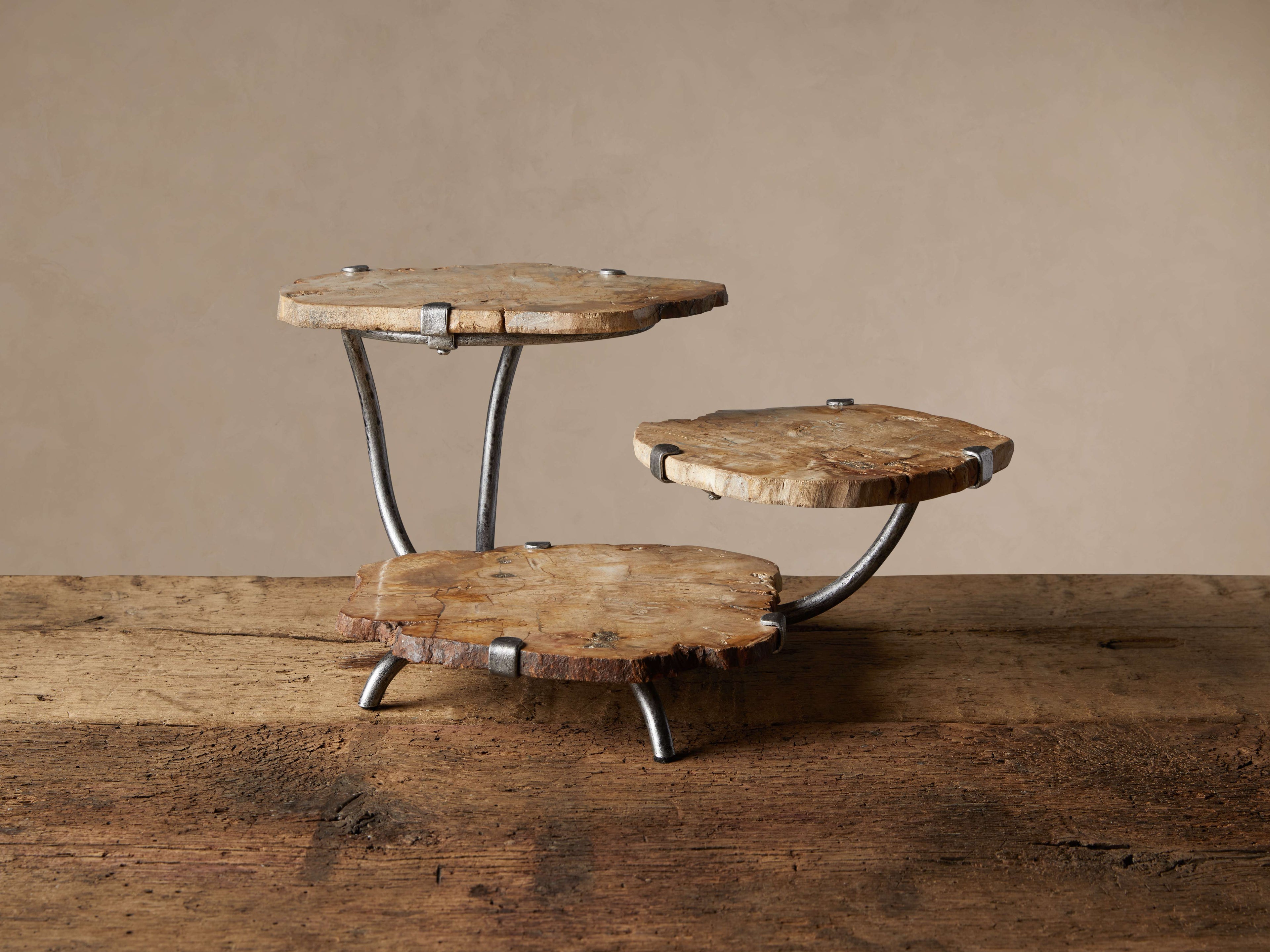 Serveur à trois plateaux en bois pétrifié