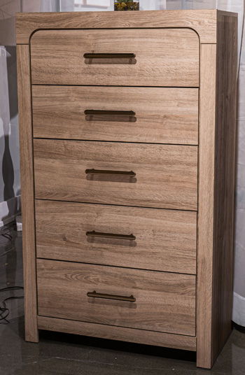 Kinlanni - Tan - Commode à cinq tiroirs