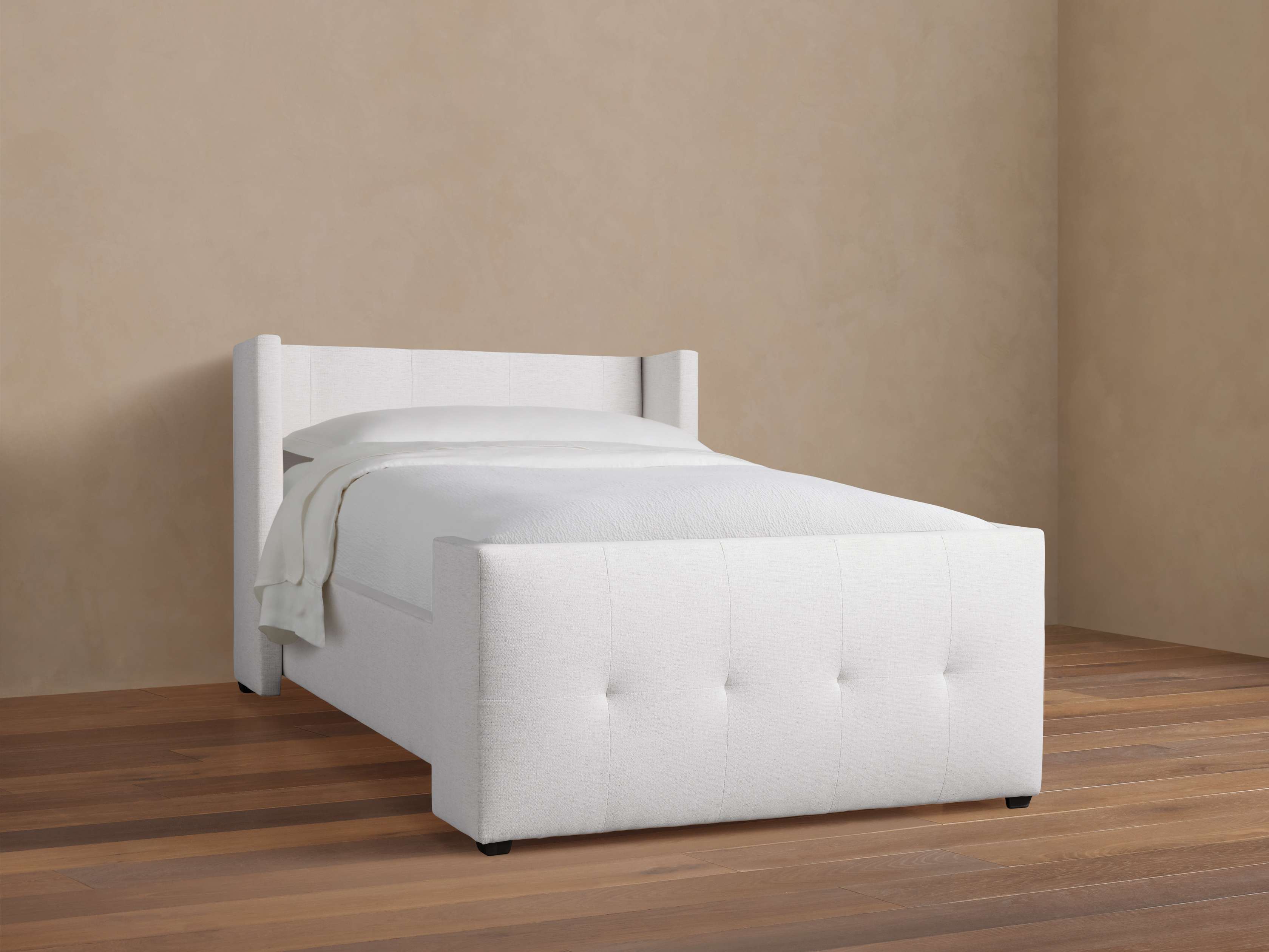 Lit simple Wyller capitonné avec pied de lit haut
